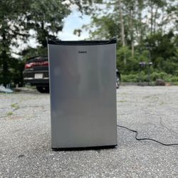 Galanz 4.3 Cu ft Single Door Mini Fridge