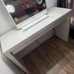 Make-up desk