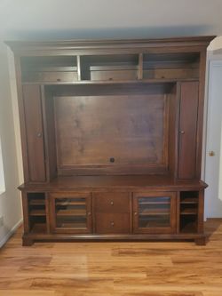 Entertainment center/TV Cabinet