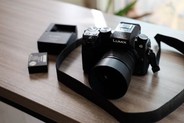 Panasonic LUMIX G7 body + lens + accessories