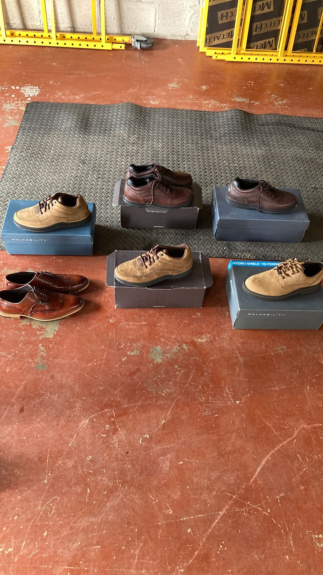 Shoes. 91/2. Size.