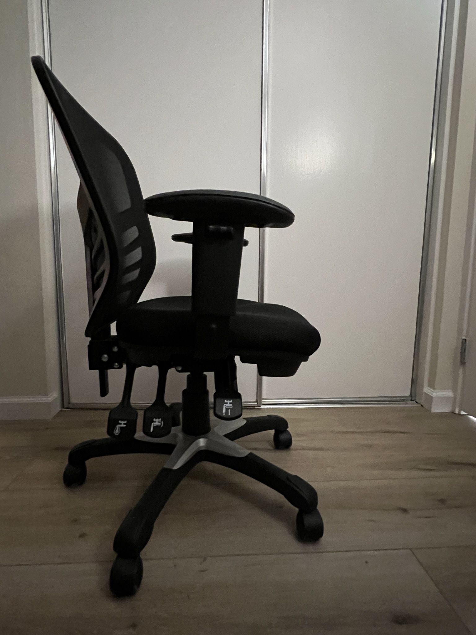 Swivel mid back mesh task arm ergonomic office/computer chair