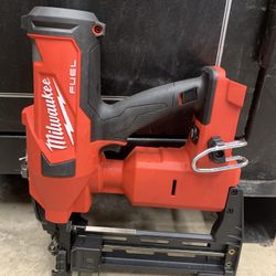 Milwaukee 2843-20 M18 FUEL 18-Volt Lithium-Ion Brushless Cordless Utility Fencing Stapler 