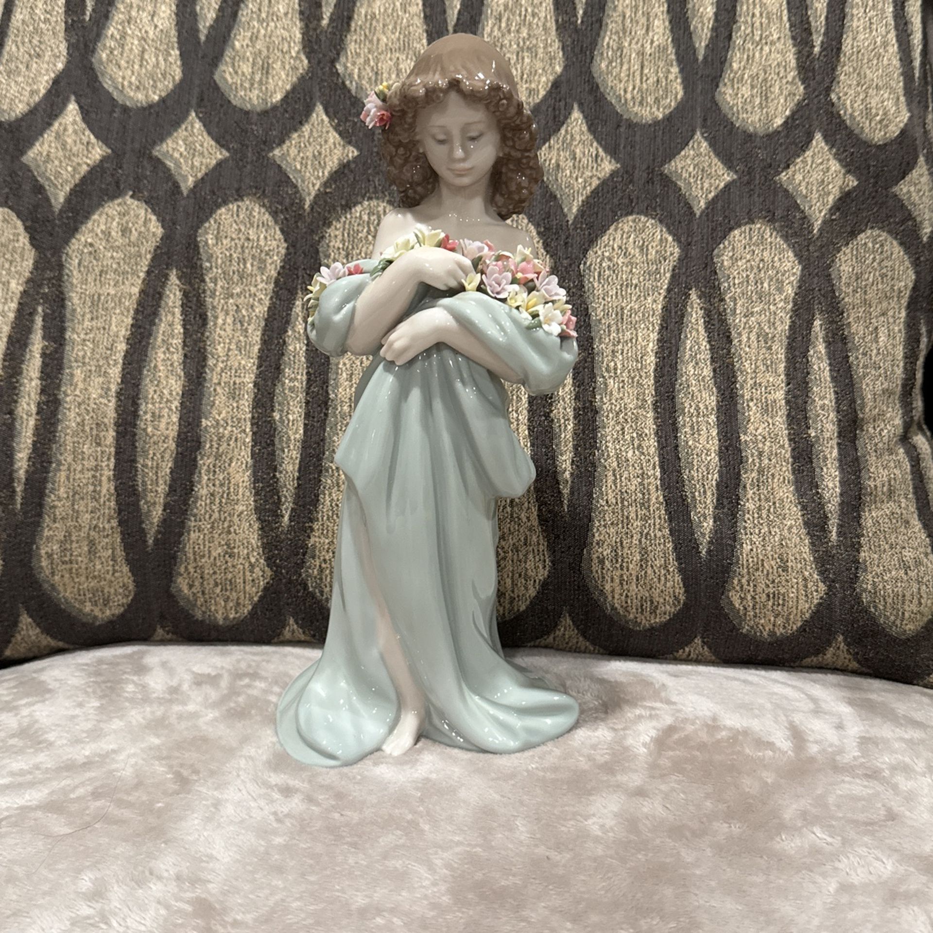 LLADRO PETALS OF LOVE FIGURINE GIRL HOLDING FLOWERS