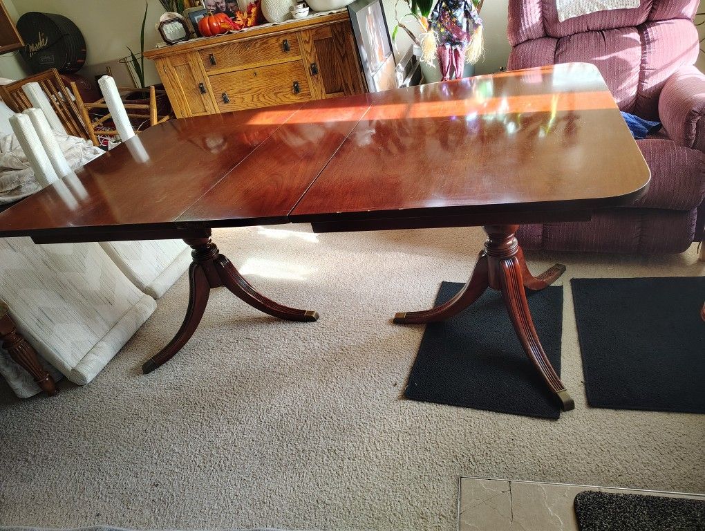 Beautiful Vintage Duncan Phyfe Style Dining Table