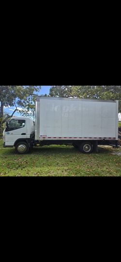 Mitsubishi fuso box truck