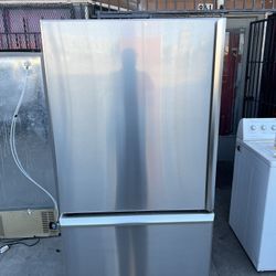 Refrigerator Ice Maker/ Water Dispenser 