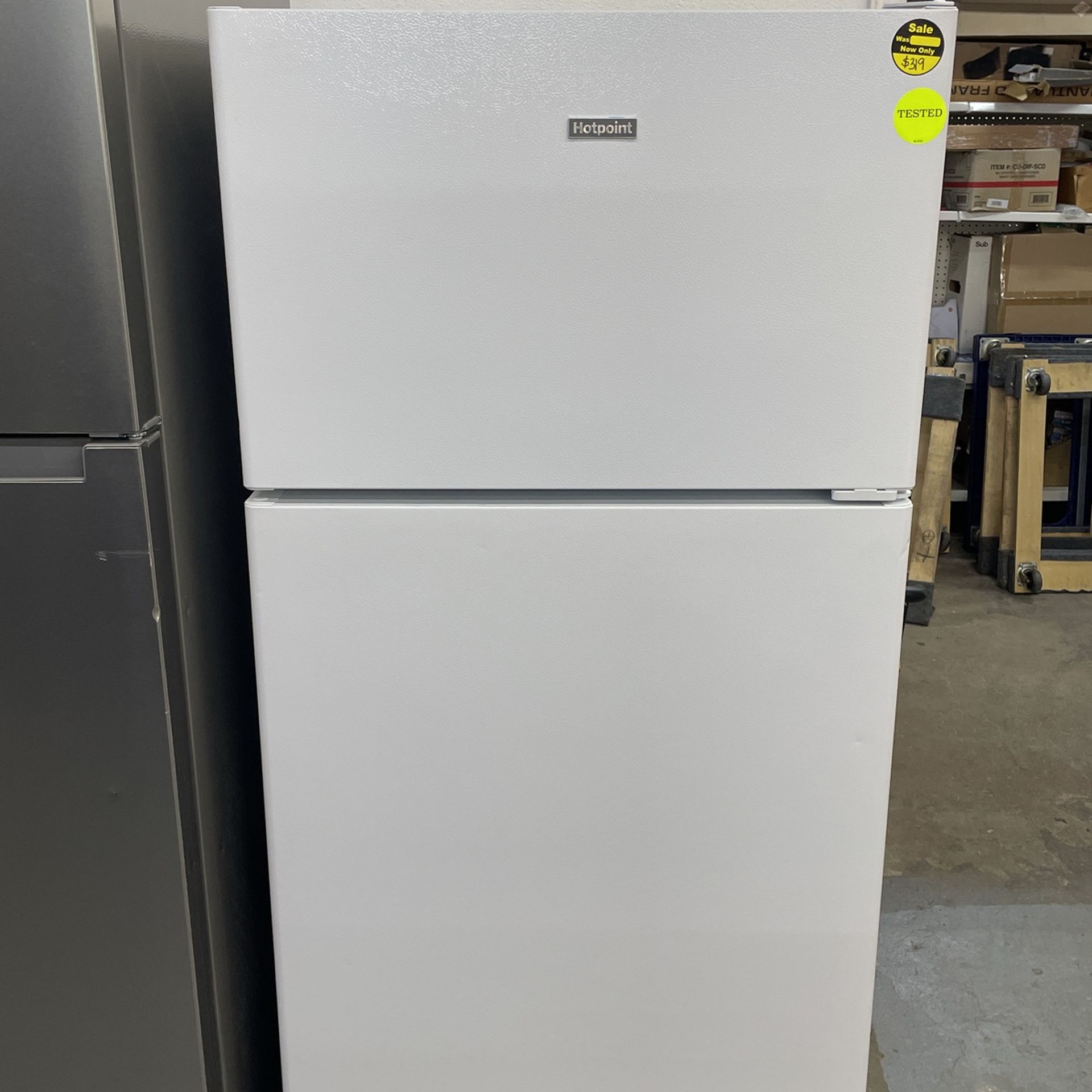 Hotpoint Refrigerator Top And Bottom In Color White
