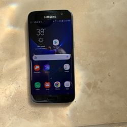 SAMSUNG GALAXY S7. UNLOCKED IN EXCELLENT CONDITION . COMES WITH A BLACK CASE .