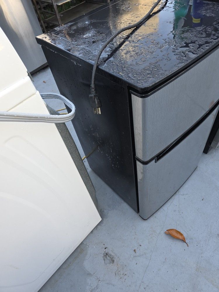 Mini Fridge For Room Or Any Where Runs Great
