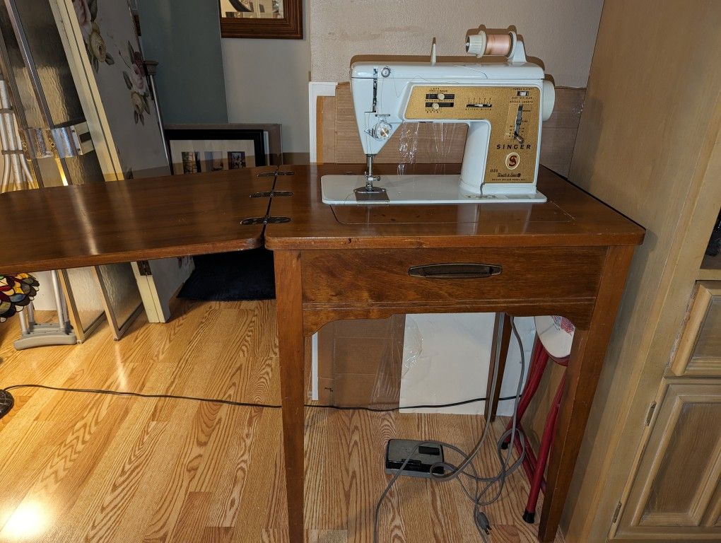 Singer Deluxe Zig-Zag Sewing Machine 