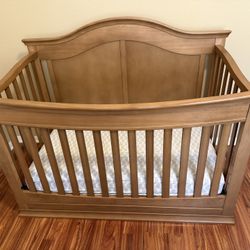 Crib and Mattress Like New High Quality 