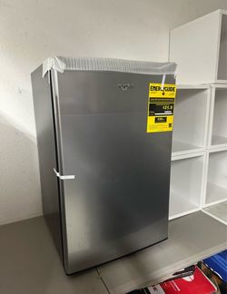 Mini Fridge (New in its box )