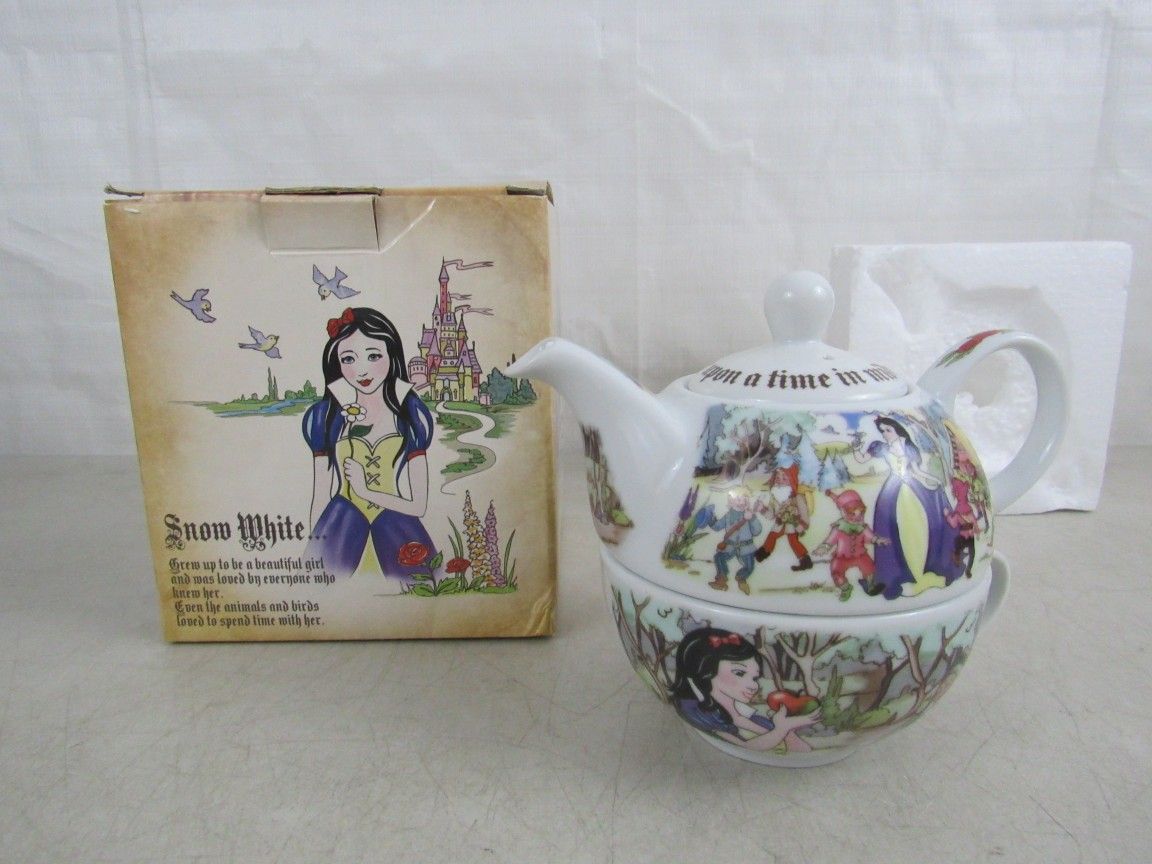 Paul Cardew Design England 2012 - Snow White Poisoned Apple Porcelain Teapot-New



