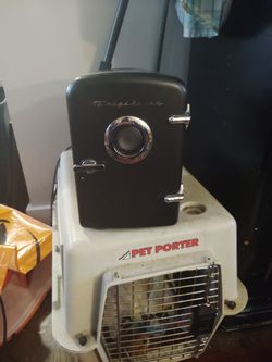 Mini Retro Style Frigidaire Portable 6 Pack & Bluetooth Speaker Combo 