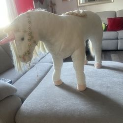 beautiful horse .  in excellent condition like new