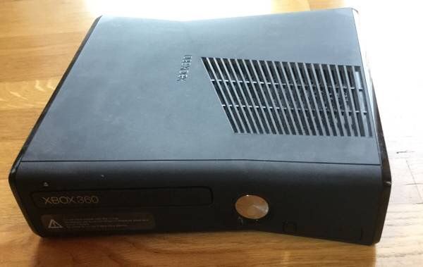 XBOX 360 w/ 4 controllers, Kinect and games
