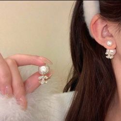 Women’s CC pearl Earrings!!!!