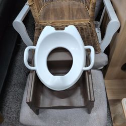 FREE CHILDS POTTY TRAINING SEAT. CITY OF ORANGE 🍊 RIGHT BY ANGEL STADIUM 