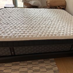Like New Puffy Royal Hybrid King Mattress