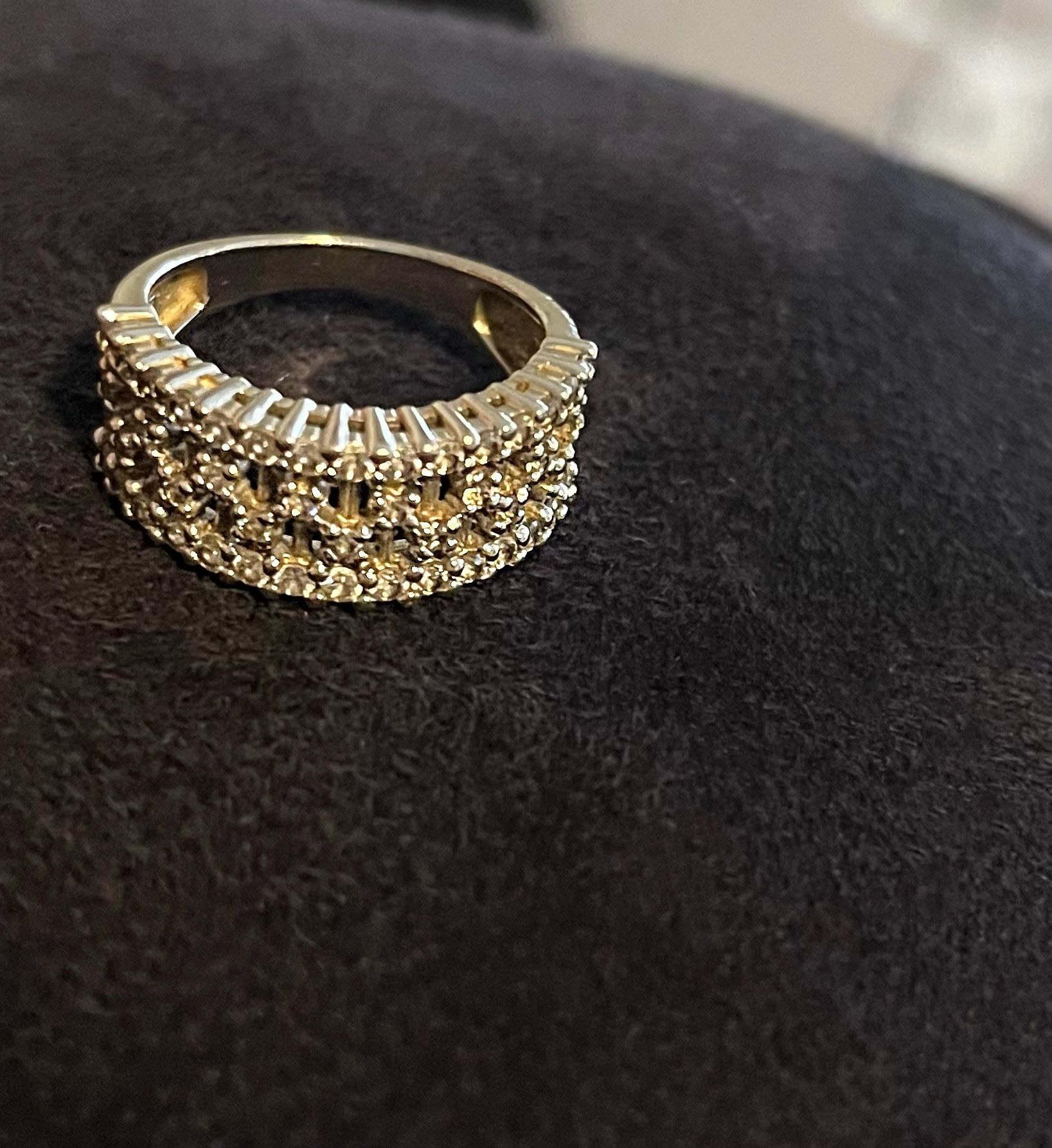 Dazzling Silver Ring With Diamonds