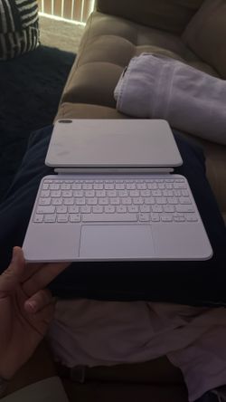 BRAND NEW straight Out Of The Box A16 Apple Keyboard Made For Apple iPad