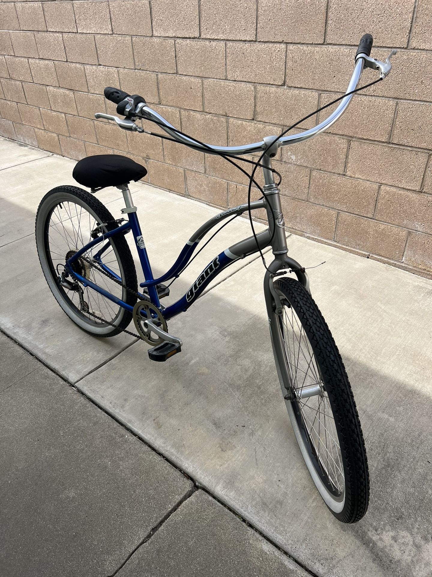 giant 6061 aluxx aluminum bicycle giant “Shimano gears for smooth, reliable shifting.” “Lightweight ALUXX  6061 aluminum frame (won't rust like