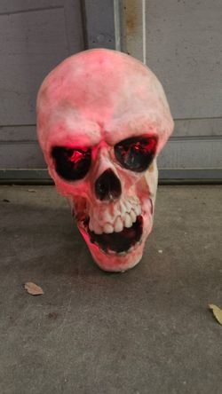 Moving, Talking, Light up Skull Head