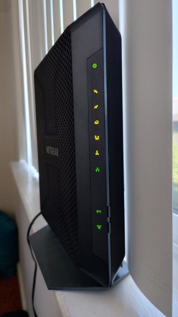 NETGEAR Nighthawk AC1900 WiFi Cable Modem Router Combo. DOCSIS 3.0 Certified for Xfinity from Comcast, Spectrum, Cox, & more (C7000)