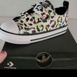 Girls New Size 7 Converse