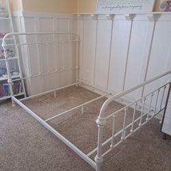 Queen bed - Box spring and bed frame 