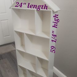 Hose-shaped shelving unit for toys or decoration
