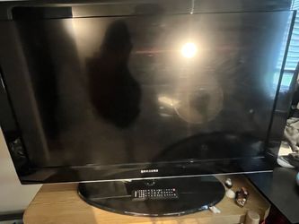 35” Samsung TV with remote and power cable