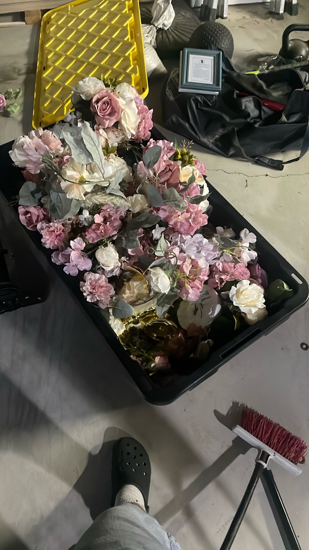 16 Vases And Flowers