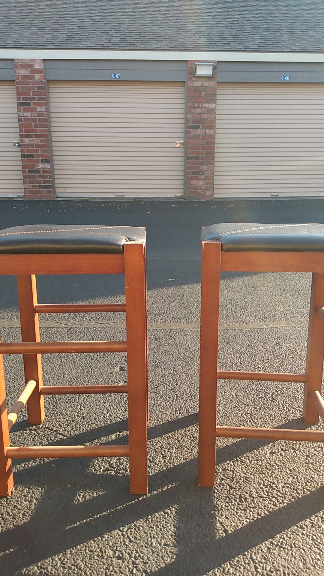 2 wood and leather narstools