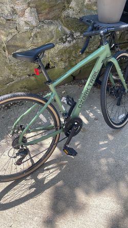 Ozark Trail 700C G.1 Explorer gravel bike features a lightweight aluminum alloy frame and is equipped with a 1x8 drivetrain.
