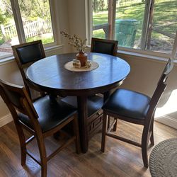 Dining Room Table With 4 chairs 