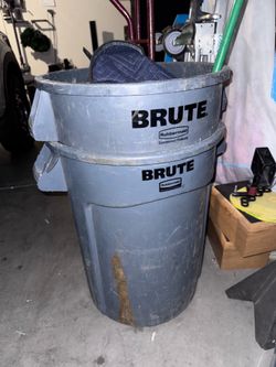 Rubbermaid Brute Heavy Duty Trash Can – Large 44/55 Gallon