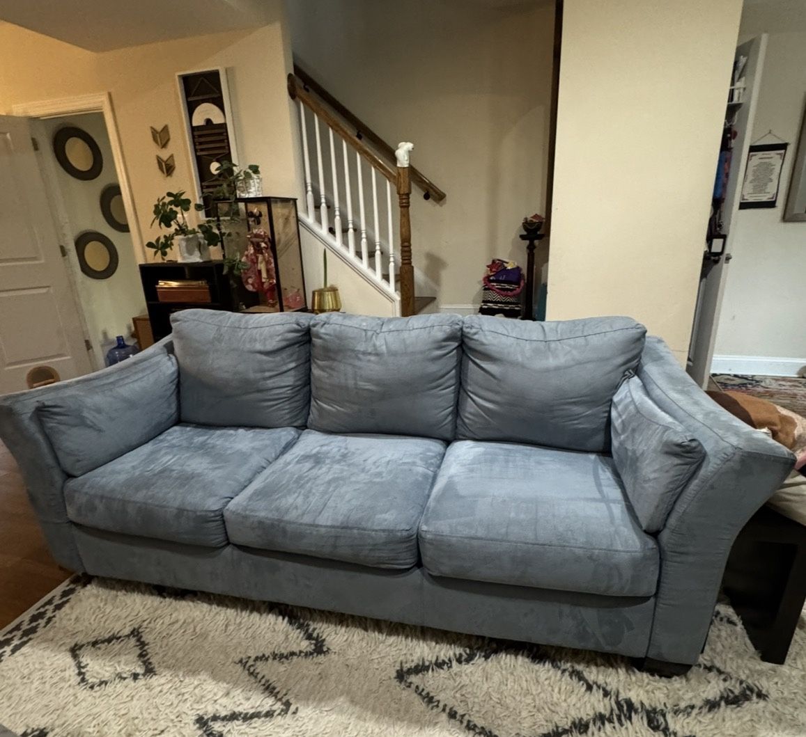 Comfy Pullout Couch Great for Students or Families! 🛋️