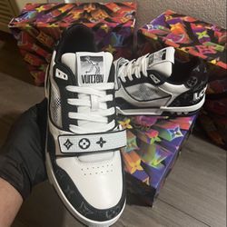 Brand new and Authentic Louis Vuitton Trainer Sneaker Black/white Size 10