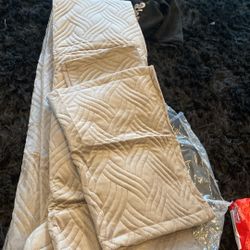 A blanket, nice and warm two pillowcases brand new never been used