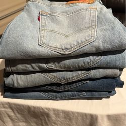 Jeans for men like new condition $30 hablo español.