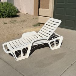 White Plastic Patio Pool Adjustable Lounge Chair