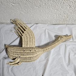 ✨🦢 Hand-woven wicker goose sculpture! 