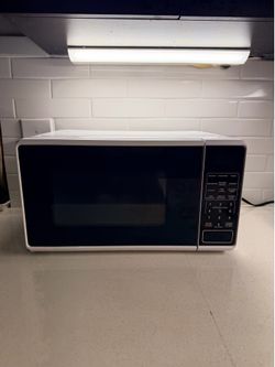 700W Countertop Microwave – Like New