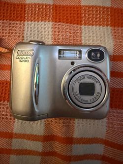 Nikon Coolpix E3200 3.2 MP Digital Camera Color Silver