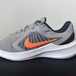 NIKE ATHLETIC SHOES IN GRAY AND ORANGE SIZE: 4 KIDS