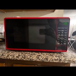thumbnail image 2 of Mainstays 0.7 Cu Ft Compact Microwave Oven – 700 Watts, Bright Red Countertop Model 2 of 5