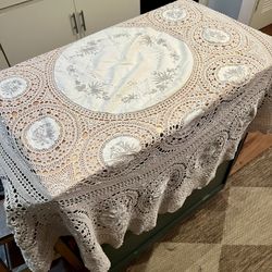 Vintage Round Crochet Tablecloth Topper w Hand Embroidery