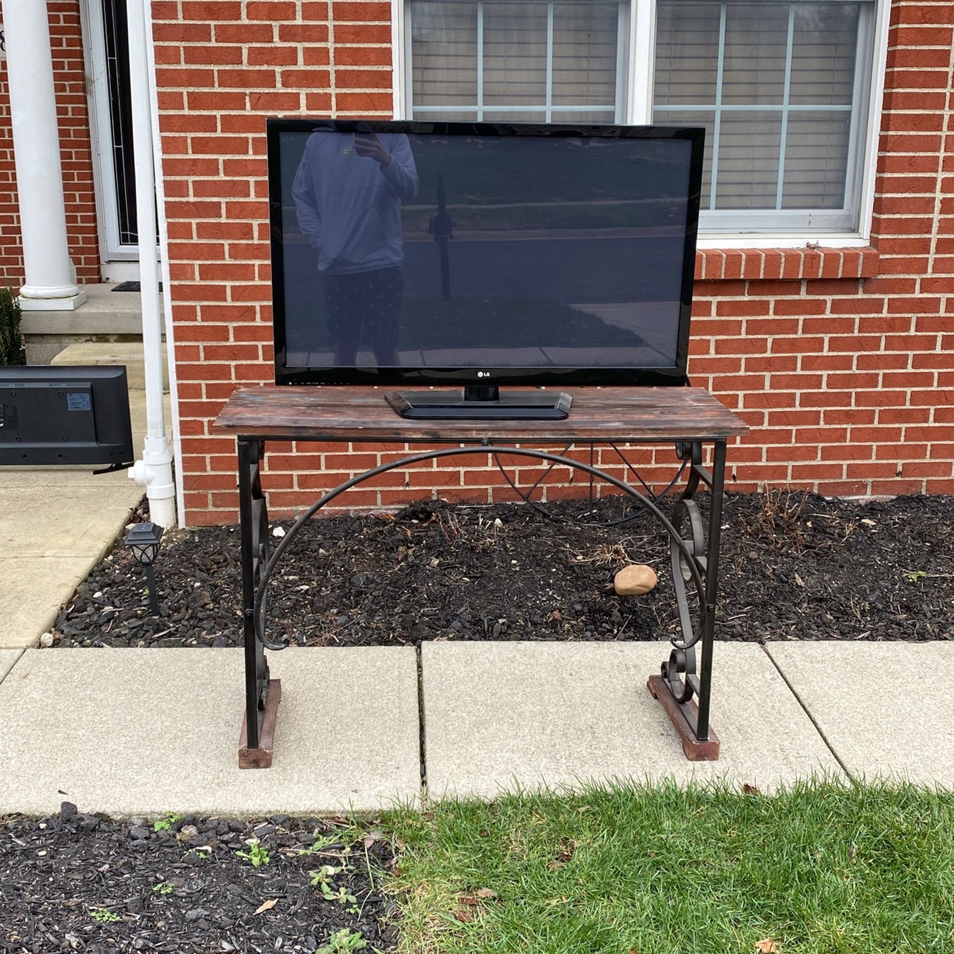 45in. LG Television (TV)